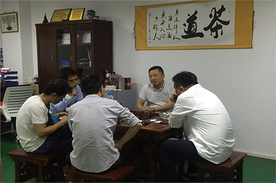 做耳機模具哪里的工廠更專業(yè)？看深圳注塑模具廠博騰納