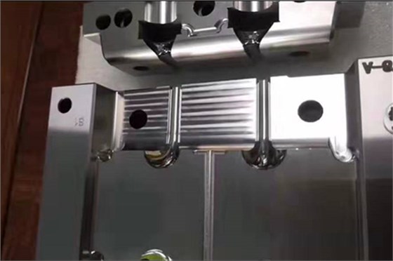 深圳藍(lán)牙耳機(jī)模具哪家好？博騰納出品耳機(jī)有分模線但你看不見！