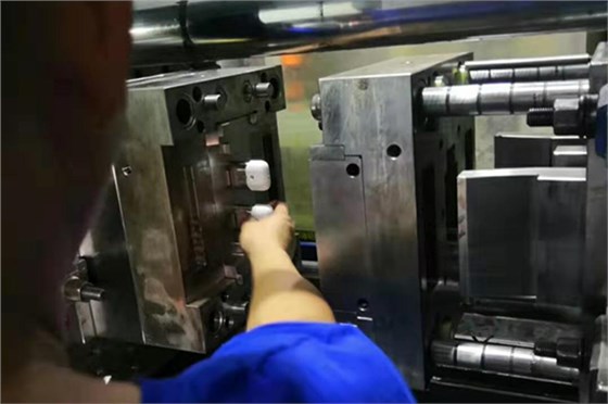 博騰納藍牙耳機模具加工_耳機外殼有分模線但你看不見！
