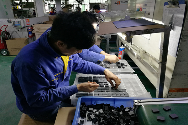 選擇藍(lán)牙耳機(jī)模具廠——開模前您需要了解這個(gè)！